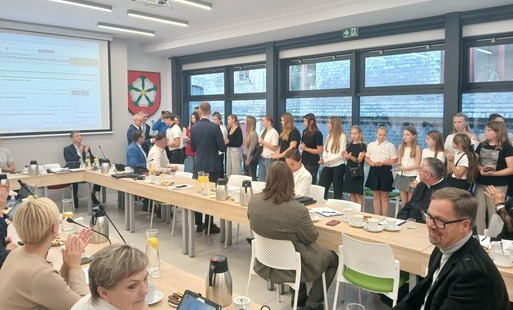 Zdjęcie do Inwestycja w przyszłość: Wyr&oacute;żnieni uczniowie odebrali Nagrody Burmistrza